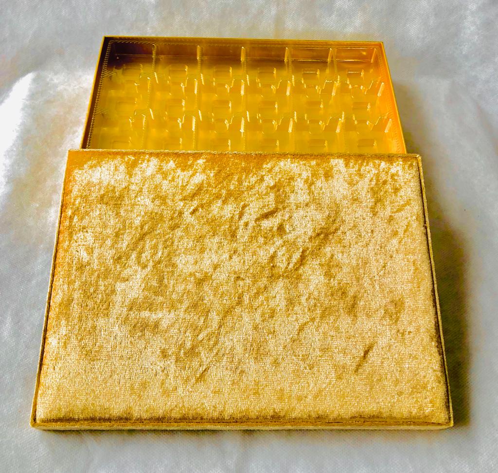NR KADİFE 750 GR DİKDÖRTGEN GOLD KUTU