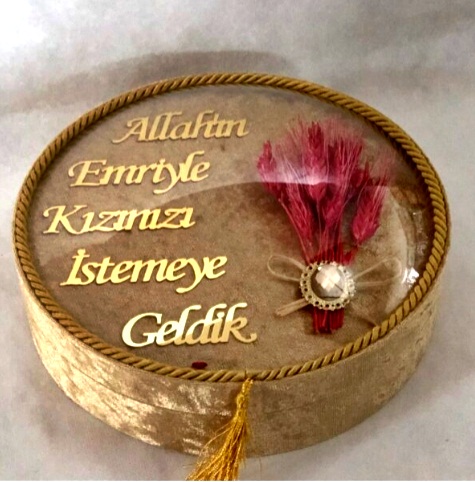 NR BOMBE CAMLI KIZ İSTEME YAZILI KADİFE KUTU GOLD