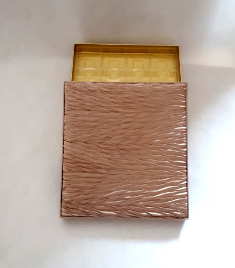 NR PLİSELİ 4*4 KARE BEJ KUTU 16 GÖZLÜ