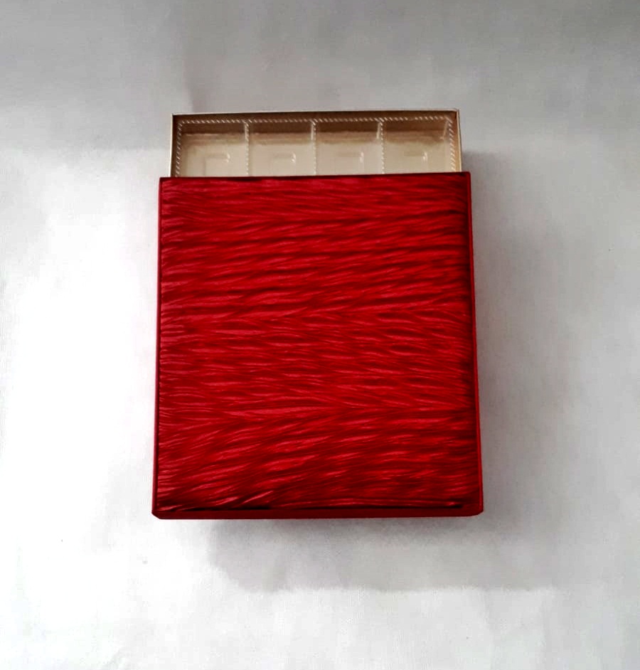 NR PLİSELİ 4*4 KARE BORDO KUTU 16 GÖZLÜ