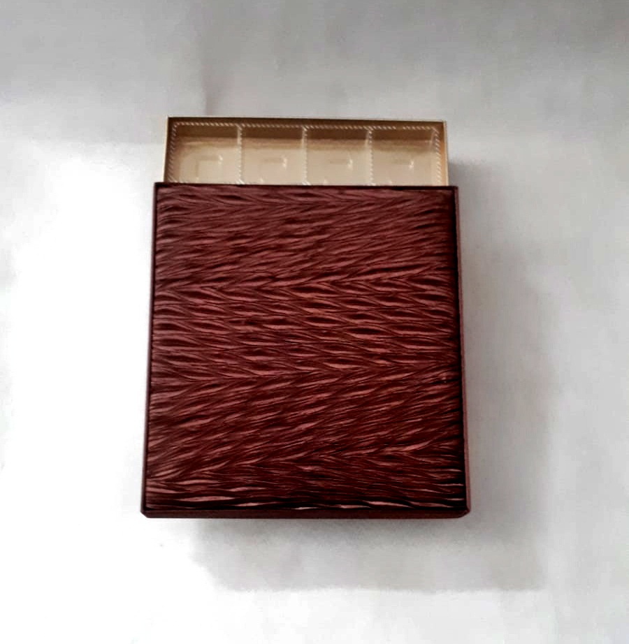 NR PLİSELİ 4*4 KARE KAHVE RENGİ KUTU 16 GÖZLÜ