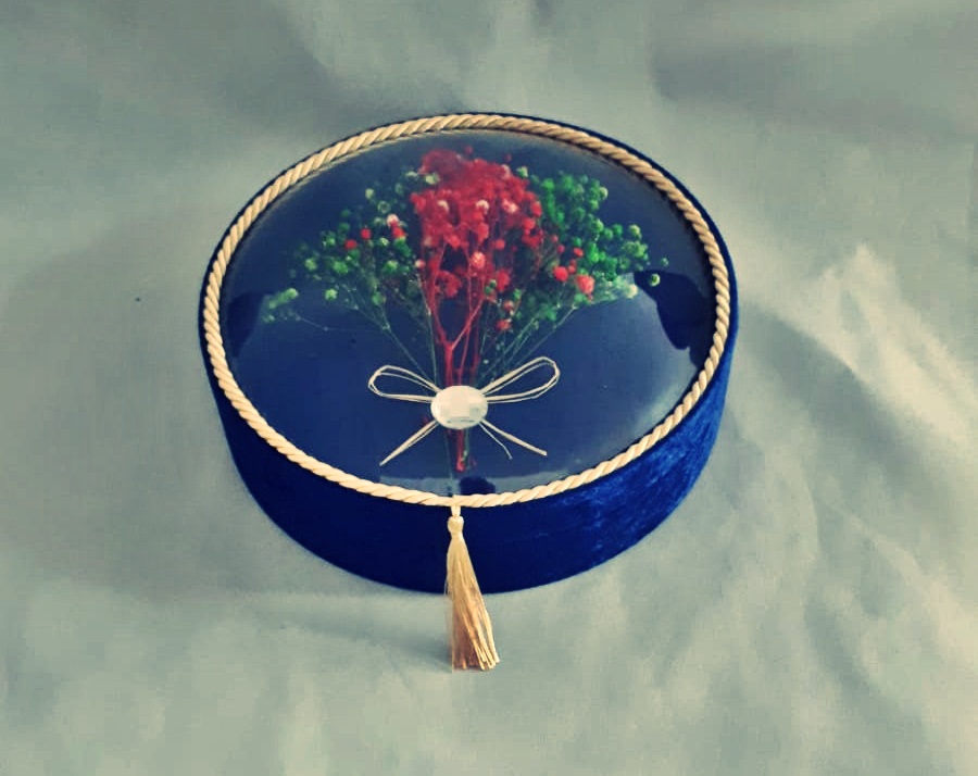 NR BOMBE CAMLI ÇİÇEKLİ LACİVERT ÇİKOLATA KUTUSU