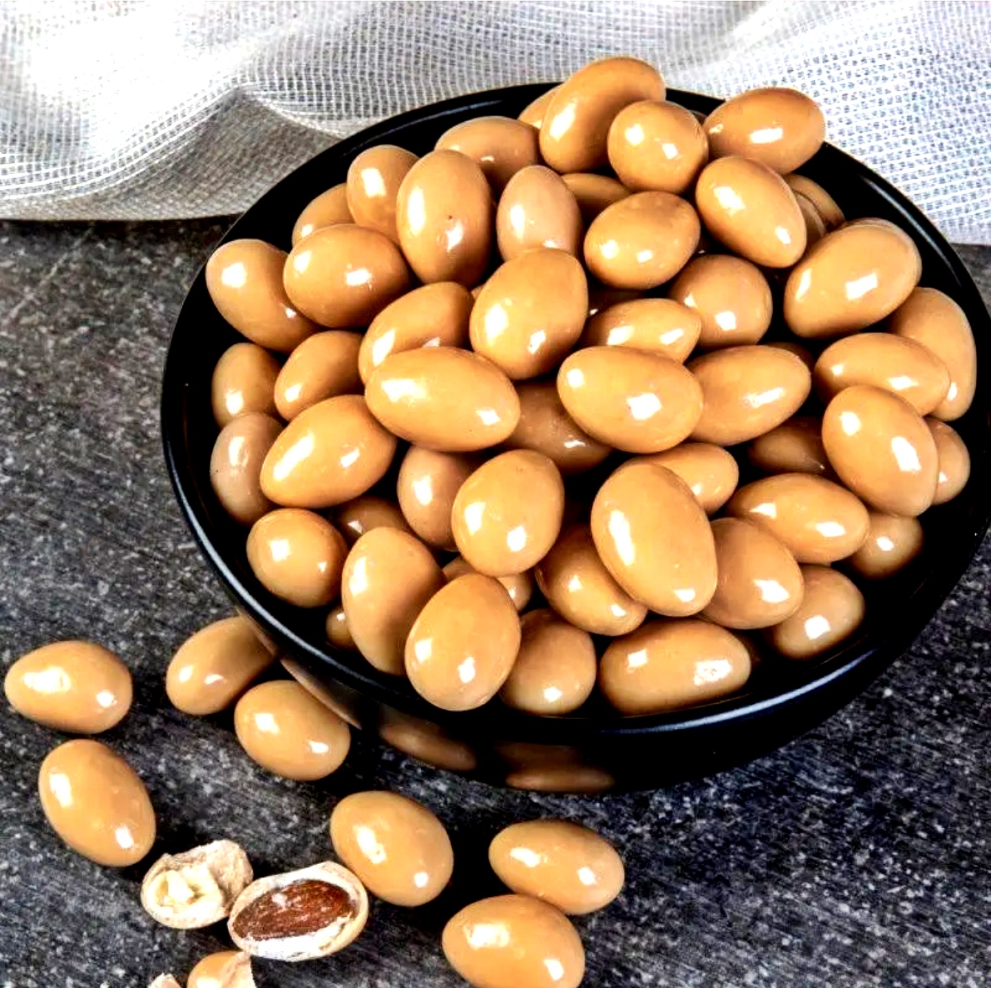 MR PREMIUM CAPPUCİNO BADEM DRAJE FİLDİŞİ SÜTLÜ ÇİKOLATA (KG FİYATI 898 TL'DİR. KUTU İÇİ 3 KG'DIR)